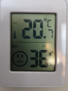 Funk-Wetterstation mit Farbdisplay Außensensor Schimmelwarner Hygrometer Barometer Datumsanzeige Mondphase Schwarz Frostalarm Wecker Kunden-Foto 6