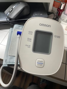 Omron Blutdruckmessgerät Gesundheit Medizin Armstulpe Digital Komfort Zuhause Kunden-Foto 2