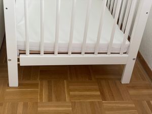 Kids Collective Babybett Kinderbett Gitterbett 60x120 und 70x140 cm mit Matratze höhenverstellbarer Lattenrost & herausnehmbare Sprossen stabiles Buchenholz | ab Geburt bis 3. Lebensjahr | weiß Kunden-Foto 2