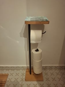 Uchwyt na papier toaletowy Relaxdays, 3 rolki zapasowe, półka, bambus, metal, 66,5 x 21 x 17 cm, uchwyt na rolki papieru toaletowego, czarny/naturalny Zdjęcie produktu od klienta nr 1