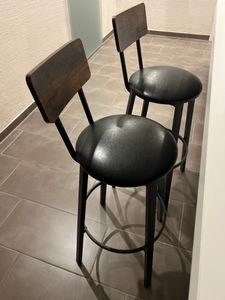 VASAGLE Barhocker, 2er Set, Barstühle, 39 x 39 x 100 cm, mit Fußstütze, PolyurethanBezug, einfacher Aufbau Olive-schwarz LBC069 Kunden-Foto 1