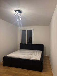 Polsterbett MOND mit Bettkasten und Metallgestell 180 x 200 cm. Modernes Doppelbett mit Stauraum, mit Matratze. Farbe: Schwarz Kunden-Foto 2