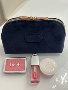 Natural Glow Ritual Set Christian Dior: Backstage Rosy Glow, Blush Compact Powder, 001, Rosa, 4,6 g +  Addict, Glossy, Lippenö l, 001, Rosa, 6 ml +  Abricot, stä rkende, Nagelcremebehandlung, 8 g+  Textil-Schminktasche, Blau Kunden-Foto 1