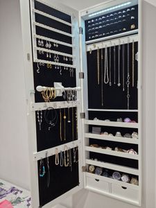 COSTWAY sieradenkast met 15 LED-lampjes, sieradenrek voor deur- en wandmontage, sieradenkist met spiegel, sieradenspiegelkast voor ringen, kettingen, oorbellen, inclusief 2 sleutels, wit Klantenfoto 2