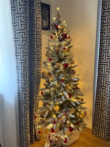 Yorbay 210cm Künstlicher Weihnachtsbaum Slim mit Beleuchtung LED Tannenbaum für Weihnachten-Dekoration, Schneebeflockt, Schmal, Weiß Kunden-Foto 13