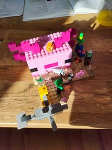 LEGO 21247 Minecraft Das Axolotl-Haus Set, baubare rosa Unterwasserbasis mit Taucherforscher, Zombie, Delfin- und Kugelfisch-Figuren, Abenteuer-Spielzeug für Kinder, Mädchen, Jungen ab 7 Jahren Kunden-Foto 1