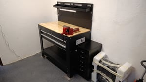 Banco da lavoro professionale con cassetti, ripiani, portautensili, capacità di carico 450 kg, in metallo,nero, con pianale in legno massiccio, arredamento officina con pannello da parete forato e illuminato LED, con ganci e prese USB 230V, 115 cm Foto del cliente 3