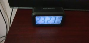 Réveil miroir numérique LED Luminosité réglable Réveil de voyage Double alarme Indicateur de température Horloge de table USB Rechargeable à piles Retoo Photo du client 3