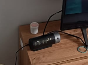 Digitaler Projektionswecker mit Temperatur-und Feuchtigkeitsanzeige,180°Projektionswinkel,Schlummerfunktion,doppelte Wecker,12/24h,Nachtmodus,dimmbar Kunden-Foto 1