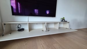 Lavagna TV 140 cm di larghezza KASCHMIR Mobile TV sospeso o in piedi Lavagna sospesa Mobile per soggiorno Armadio a muro MATT Foto del cliente 5
