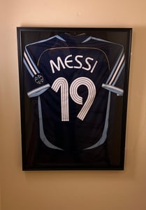 SucceBuy-Trikot-Präsentationsrahmen 590x790x40mm Schattenbox für Sporttrikots Fotorahmen für Fußballtrikot Basketballtrikot oder Radtrikot Kunden-Foto 5