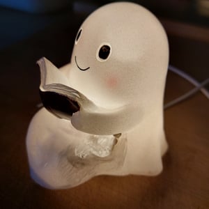 Halloween Geisterstatue Nachtlicht,Niedliche Bücher Geisterleselampe,Halloween-Dekoration,3D-LED-Nachtlicht für Schlafzimmer,Party,Regal (Groß-21cm) Kunden-Foto 17