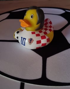 Badeente kroatischer Fußballer weiß rot Vinyl 7,5 cm Kunden-Foto 1