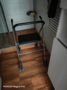 Deambulatore pieghevole, deambulatore leggero, deambulatore regolabile in altezza per anziani, sedia da passeggio stabile, ausilio per la cura antiscivolo, modello a 4 ruote Foto del cliente 2