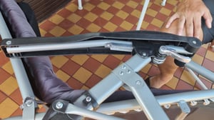 lettino tillvex® pieghevole fino a 200 kg antracite | lettino resistente alle intemperie per balcone, giardino e terrazza | lettino da esterno regolabile con cuscino spesso | lettino relax con cuscino per il collo, portabicchieri e cuscino Foto del cliente 9