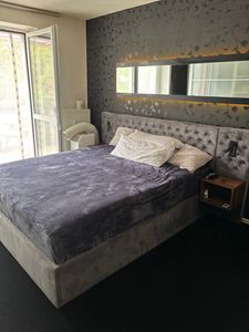 Flieks Hydraulisches Polsterbett 160x200cm mit USB und Nachttisch, Doppelbett Boxspringbett mit Leselampe, Stauraumbett Holzbett Samt, Beige Kunden-Foto 2