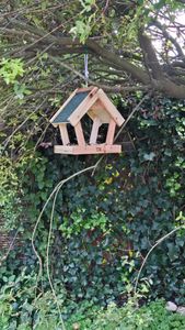 Bausatz für Vogel-Futterhaus aus Echtholz zum Aufhängen 13-teilig Vogelhaus zum Selber bauen Nistkasten Vögel Kunden-Foto 1