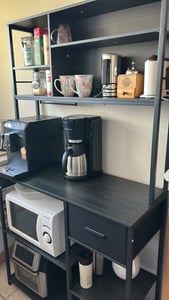 VASAGLE Küchenregal mit Steckdosen, Standregal, Mikrowellen-Regal, verstellbare Ablagen, Stoffschublade, 12 Haken, 40 x 100 x 180,4 cm, für Mikrowelle Kunden-Foto 2