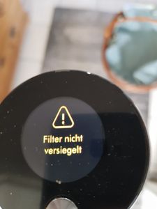 Sind nicht einsatzfähig. Die fixierung zum befestigen des Filter ist entgegensätzlich angebracht siehe bild 1Fehlermeldung wir angezeigt.Siehe Foto 2. 