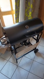Holzkohlegrill Rundfass mit Deckel Gross MalTec Rollen Gartengrill Grillwagen Schürze Garten Terrasse Camping Zusatzböden Kunden-Foto 2