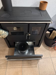 EEK A+ - Forno da cucina CS Plus in acciaio inossidabile, stufa a legna, camino, 7,7 kW - Pannelli laterali rossi - Versione sinistra Foto del cliente 4