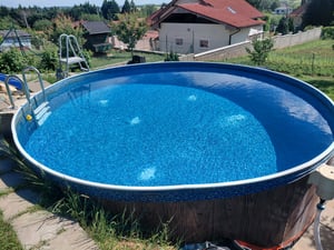 LZQ Edelstahl Außeneinstiegsleiter mit kleiner robuster Plattform, 4 Stufen, bis 189 cm – Freistehende Poolleiter zum Hinstellen, rutschfest und sicher, Sicherheitsleiter mit Handlauf, Traglast 150 kg Kunden-Foto 2
