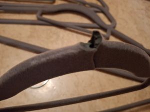 Blumtal 20 Stück Kleiderbügel Platzsparend mit Samtbezug - rutschfeste Premium Bügel inkl. Krawattenhalter, 360° drehbar, Schwarz Kunden-Foto 3