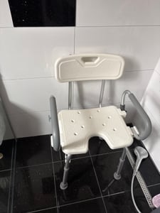 UISEBRT Duschhocker Duschstuhl Höhenverstellbar Anti-Rutsch mit Rückenlehne und Armlehnen Duschhilfe Duschsitz Badsitz Weiß Kunden-Foto 5