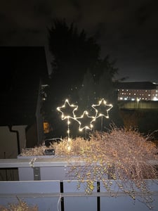 Fiches de jardin étoiles avec 75 LED - Set de 3 étoiles / 43 cm chacune - Intérieur et extérieur avec minuterie et pile Photo du client 1