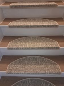 Floordirekt Stufenmatten Alto, Treppenschutz Stufenmatten in halbrund, rutschhemmend mit Winkelschiene & Klebestreifen, Treppenmatte innen - beige Kunden-Foto 2