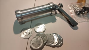 Edelstahl Gebäckpresse mit 20 Schablonen und 8 Tüclen Plätzchenpresse Keksmaschine, DIY Maker & Spritzgebäck Maschine,  Garnierspritze Teigpresse Kunden-Foto 1