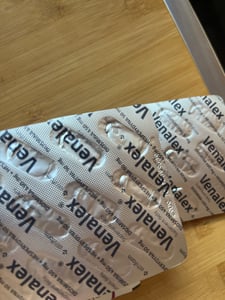 Venalex - Diosmina 450 mg + Esperidina 50 mg 60 capsule per 30 giorni Foto del cliente 3