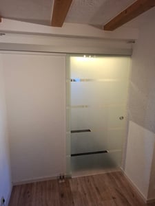 Mai & Mai Glasschiebetür komplettset Amalfi in 5-Milchglas Streifen, Griffart: Muschelgriff, BxH: 77,5x205cm, 15 mm Wandabstand, 8mm ESG-Sicherheitsglas Kunden-Foto 7