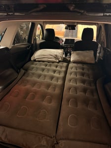 VEVOR Auto-Aufblasmatratze, Aufblasbare Campingmatratze, Beflockung, Verdicktes Reisebett, Tragbare Isomatte, Geeignet für Die Meisten SUVs, MPVs, Limousinen, Schwarz Kunden-Foto 1