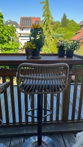 LVHOM Lot de 4 tabourets de bar en rotin avec socle métallique, chaise de bar avec dossier, meubles de jardin balcon, réglable en hauteur tabouret pivotant à 360°, vert Photo du client 1