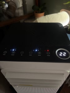 SucceBuy Mobile Klimaanlage 9000 BTU 2,6 kW mit Abluftschlauch, 3-in-1 Klimagerät für Kühlung, Lüftung und Entfeuchtung, Tragbares Gerät mit LED-Display, Fernbedienung und 24-Stunden-Timer für Innenräume Kunden-Foto 2