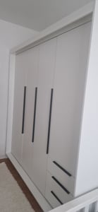 Geräumiger vier-türiger Kleiderschrank KLARI mit Schubladen und Metallgriffen – modernes Design Kunden-Foto 1