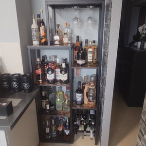 Stojak na wino Tribesigns wolnostojący podłogowy, 5-poziomowy stojak na wino z uchwytem na kieliszki i schowkiem na wino, przemysłowy stojak na wino szafka do winiarni Zdjęcie produktu od klienta nr 2