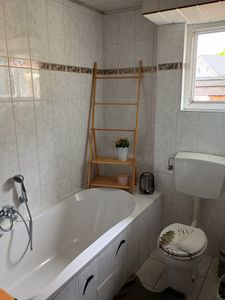 Relaxdays Scala portasciugamani in bambù, 3 barre, 2 ripiani, L x P x A: 134 x 53 x 31,5 cm, pieghevole, portasciugamani da bagno da appoggio, colore naturale Foto del cliente 1