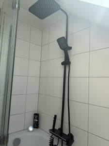 Schwarzes Duschsystem mit Regendusche, 4 Wasserfunktionen, LED Wasserlicht & Luftdruck-Technologie, höhenverstellbare Duschsäule mit Handbrause Kunden-Foto 1
