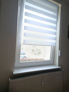 Sonello Doppelrollo Klemmfix ohne Bohren Duo Rollo Klemmrollo Sonnenschutzrollo Fensterrollo für Fenster & Türen Zebrarollo Seitenzugrollo 85cm x 150cm Weiß Kunden-Foto 2