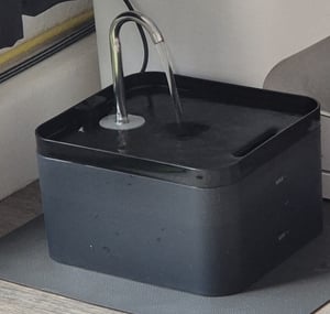 Katzen und Hunde automatischer Trinknapf, Trinkbrunnen, Wasserbrunnen für Hunde und Katzen 2,2L, Tiertrinknapf, Inkl. 6 Filter und 3 Schwämme, Schwarz Kunden-Foto 1