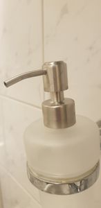 Navaris Seifenpumpe Dosierpumpe Pumpe aus Edelstahl - 2x Pumpkopf Aufsatz Pumpspender für Flaschen Glas - Seifenspenderaufsatz Set für Spender Kunden-Foto 1
