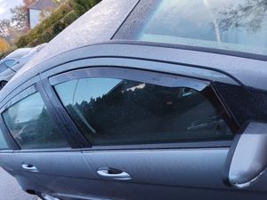 J&J AUTOMOTIVE | Windabweiser Passend Für Mercedes E Class W212 4D Sedan 2009-2016 4tlg Vorne+Hinten, Heko Regenabweiser, Schwarz, Getönt, Aerodynamisch, Einfache Montage, Befeistigung mit Clips Kunden-Foto 1
