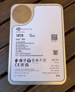Seagate Exos X20 ST18000NM003D - Disco rigido - 18TB - interno - SATA 6Gb/s - 7200 rpm - buffer: 256MB (ST18000NM003D) Foto del cliente 1