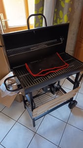 Holzkohlegrill Rundfass mit Deckel Gross MalTec Rollen Gartengrill Grillwagen Schürze Garten Terrasse Camping Zusatzböden Kunden-Foto 1