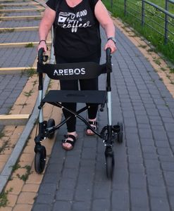 AREBOS Ľahký hliníkový rolátor | Skladací cestovný rolátor so 6 polohami nastavenia výšky | s držiakom na palicu a nákupnou taškou | Pomôcka na chôdzu sivá Fotografia od zákazníka č. 1