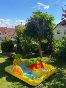 Sehr schöner farbenfroher Pool für Kleinkinder mit Rutsche und Sprühregen 