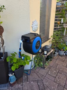 Schlauchaufroller 30m+2m, schwenkbare Schlauchtrommel, Wand-Schlauchbox mit Arretierstop, 10-in-1 Multibrause, Gartenschlauch Kunden-Foto 2