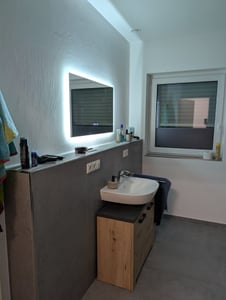 Puluomis koupelnové zrcadlo s osvětlením bez mlhy 100x80, s hodinami a teplotou Koupelnové zrcadlo LED 6500k stmívatelné odolné proti stříkající vodě Fotografie od zákazníka č. 2